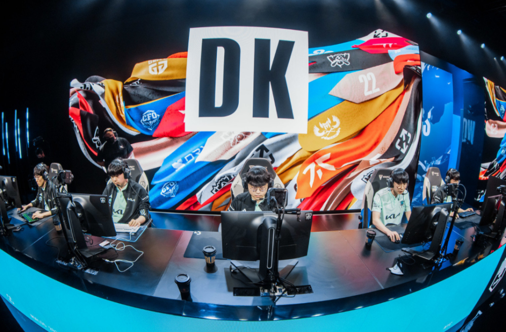 RNG碾压DK，Kanavi极限生还后反打激烈交锋半决赛，留下经典瞬间