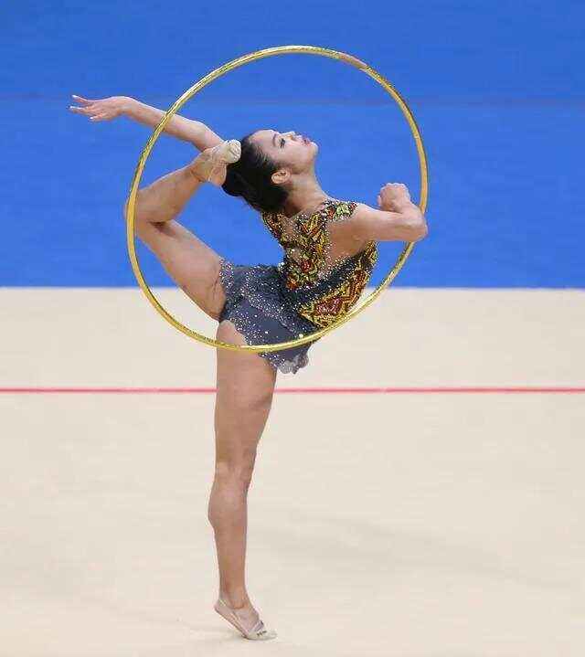 体操球员突破自我，表现堪称完美